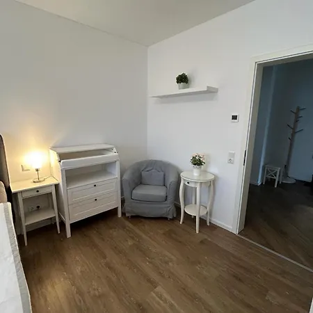 Top-ferienwohnung Bei Berlin, Bis 3 Gaeste, Terrasse Und Garten 아파트 베슈텐지